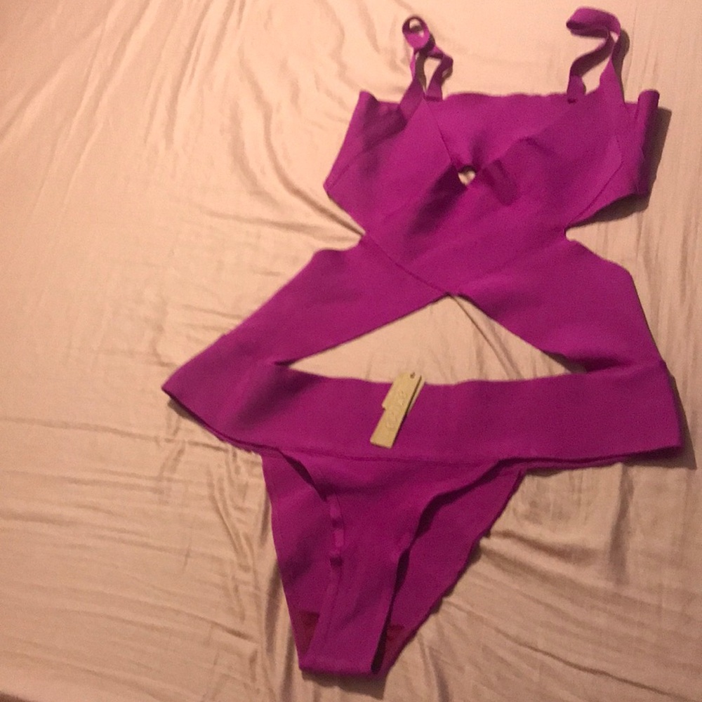 Skims fuchsia monokini 4X but 3X friendly. Sucks you in and holds you.